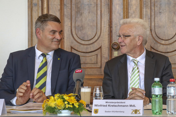 Delegationsreise Kretschmann besucht die Schweiz Ministerpräsident Winfried Kretschmann (r.) und Christian Amsler (l.), Regierungspräsident des Kantons Schaffhausen, bei einer Pressekonferenz