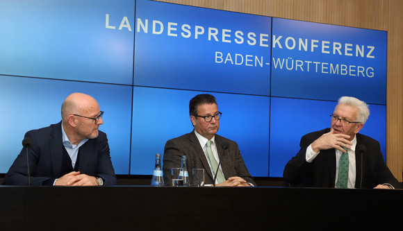 PRESSEKONFERENZ Entwicklung der Luftqualität und Förderung von Bio-Musterregionen Ministerpräsident Winfried Kretschmann (r.), Landwirtschaftsminister Peter Hauk (M.) und Verkehrsminister Winfried Hermann (l.) (Bild: © Staatsministerium Baden-Württemberg)