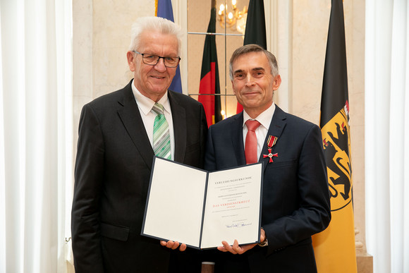 Auszeichnung Kretschmann würdigt besonderes ehrenamtliches Engagement Ministerpräsident Winfried Kretschmann (l.) und Günther Bubenitschek (r.) (Bild: Staatsministerium Baden-Württemberg)