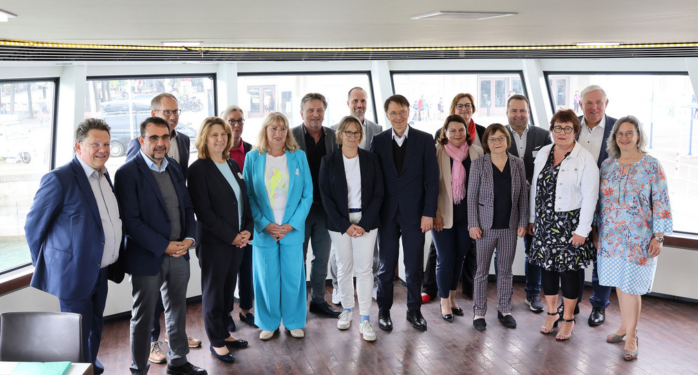 Gruppenfoto aller für Gesundheit zuständigen Landesministerinnen und -minister sowie Senatorinnen mit Bundesgesundheitsminister Karl Lauterbach