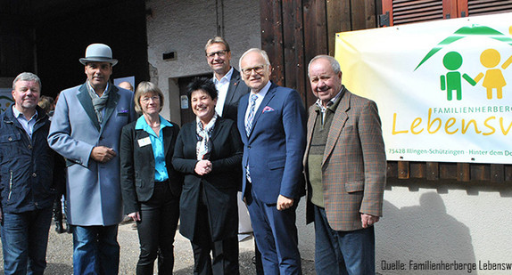 Gruppenbild mit Sozialministerin Katrin Altpeter (Quelle: Familienherberge Lebensweg)