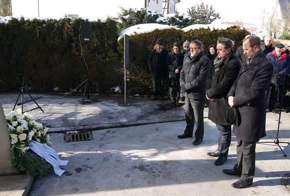 Ravensburgs Oberbürgermeister Dr. Daniel Rapp, Minister Manne Lucha und der Geschäftsführer der ZfP Südwürttemberg und des Zentrums für Psychiatrie Dr. Dieter Grupp stehen vor niedergelegtem Kranz am Mahnmal der Grauen Busse 