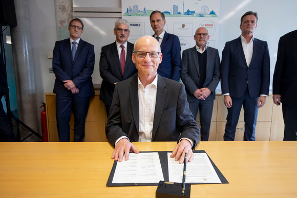 Luftreinhaltung Bündnis für Luftreinhaltung unterzeichnet Siegmar Nesch, stellvertretender Vorsitzende des Vorstands der AOK Baden-Württemberg, unterschreibt das Bündnis für Luftreinhaltung. (Bild: Staatsministerium Baden-Württemberg)