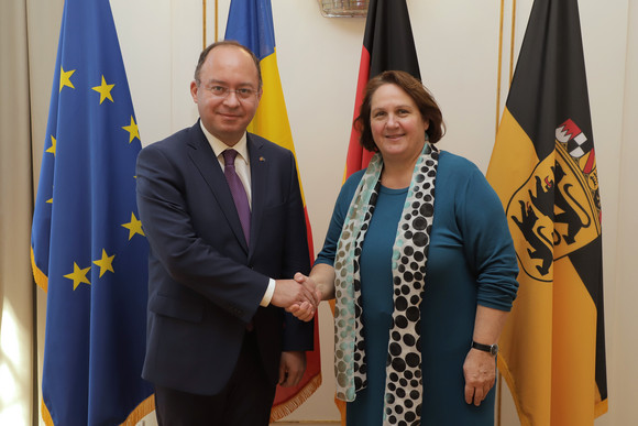 Besuch Schopper empfängt rumänischen Außenminister Staatsministerin Theresa Schopper (r.) und der rumänische Außenminister Bogdan Aurescu (l.) (Bild: Staatsministerium Baden-Württemberg)