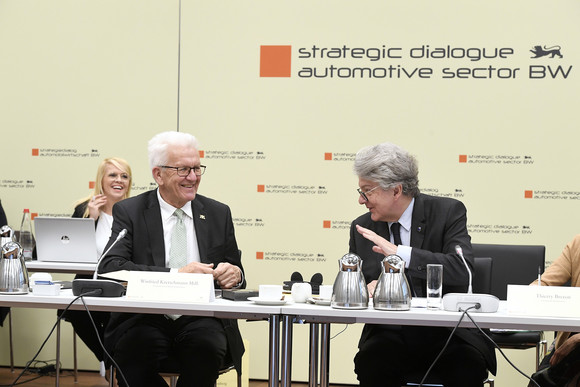Transformation Treffen des Strategiedialogs Automobilwirtschaft in Brüssel Ministerpräsident Winfried Kretschmann (links) und Thierry Breton (rechts), EU-Kommissar für Binnenmarkt und Dienstleistungen