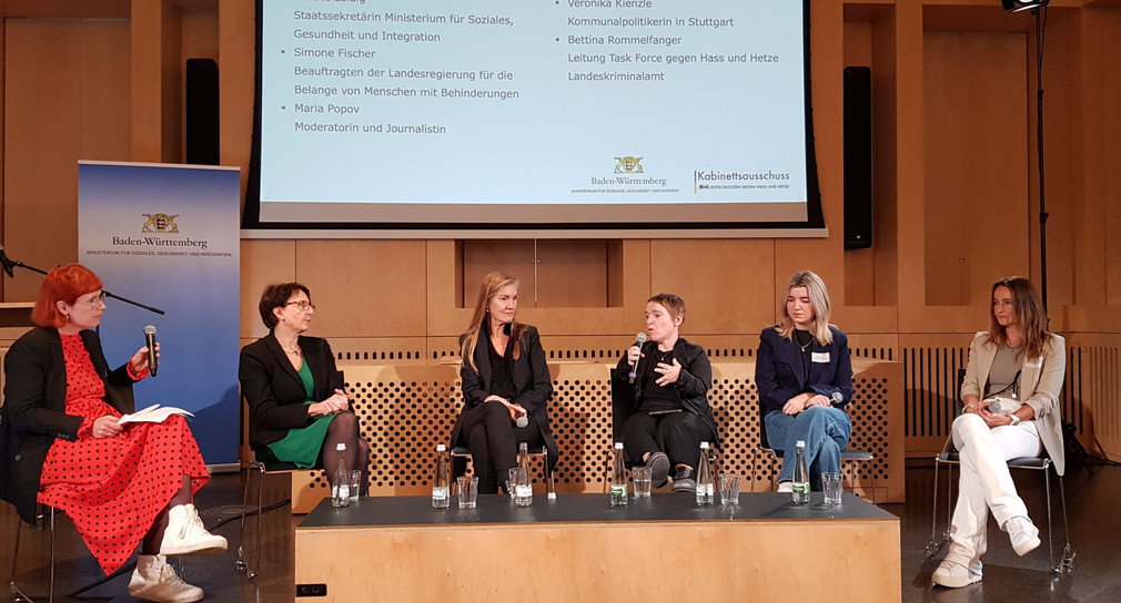 Teilnehmerinnen des Fachtages sitzen zur Diskussionsrunde auf dem Podium