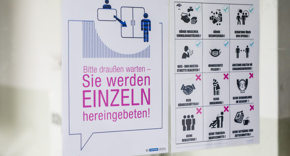 Ein Schild mit Verhaltensvorgaben weist Kunden in einem Friseursalon über die neu geltenden Regeln im Salon aufgrund der Corona-Pandemie hin.