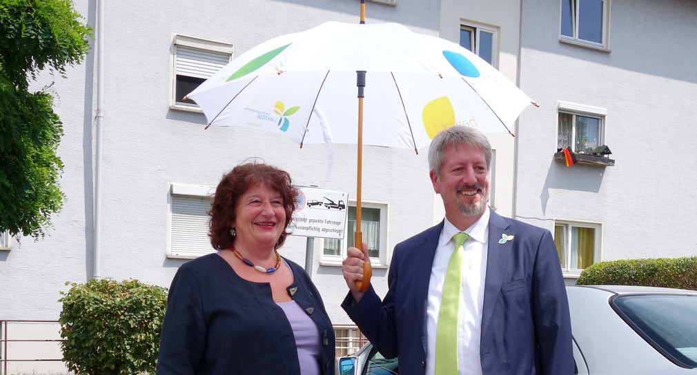 In Lahr geht es um das Thema „Neues Quartier Lahr-West“ in der Wohnsiedlung Flugplatzstraße. Baubürgermeister Petters führt Staatssekretärin Mielich durch das Gebiet. 