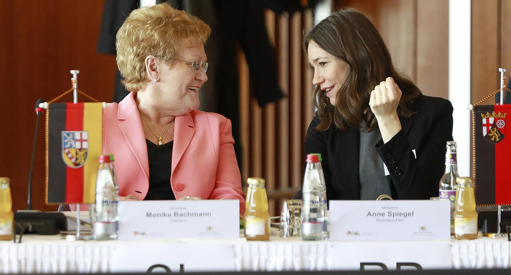 Ministerin Monika Bachmann (Saarland) und  Ministerin Anne Spiegel (Rheinland-Pfalz) im Gespräch am Konferenztisch
