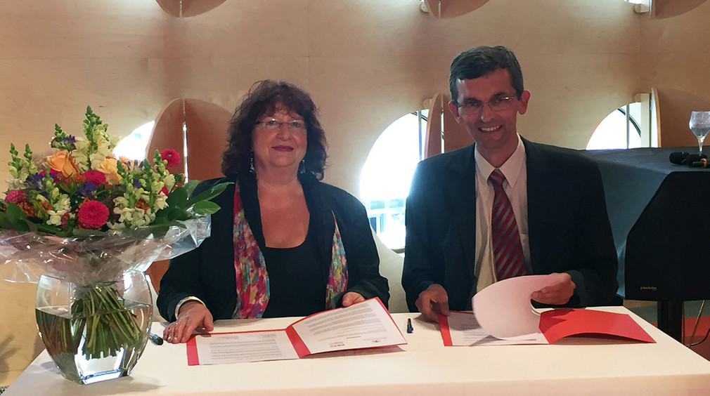 Staatssekretärin Bärbl Mielich und BWKG-Hauptgeschäftsführer Matthias Einwag unterzeichnen Dokument