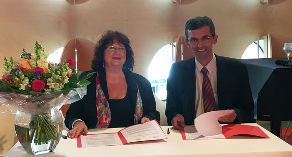 Staatssekretärin Bärbl Mielich und BWKG-Hauptgeschäftsführer Matthias Einwag unterzeichnen Dokument