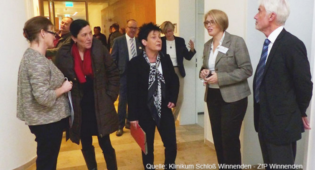 Sozialministerin Katrin Altpeter bei Rundgang in den neuen Räumen der Tagesklinik für Kinder- und Jugendpsychiatrie in Winnenden.