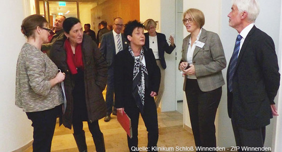 Sozialministerin Katrin Altpeter bei Rundgang in den neuen Räumen der Tagesklinik für Kinder- und Jugendpsychiatrie in Winnenden.