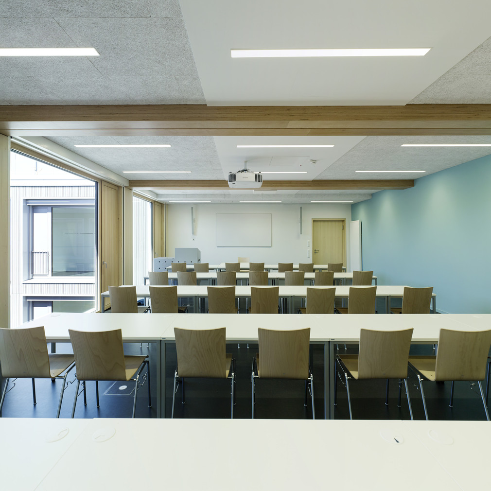 Ein Seminarraum des neuen Hörsaal- und Bürogebäudes / Foto: wolframjanzerarchitekturbilder