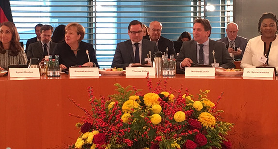Minister Lucha (2.v.r.) beim Integrationsgipfel im Bundeskanzleramt (Quelle: Ministerium für Soziales und Integration BW)