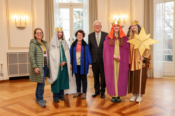 Aktion Dreikönigssingen Kretschmann empfängt Sternsingergruppen Ministerpräsident Winfried Kretschmann und seine Ehefrau Gerlinde mit der Sternsingergruppe der Kirchengemeinde St. Martin Leutkirch, Diözese Rottenburg-Stuttgart.
