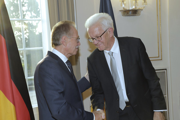 Wirtschaft Kretschmann ehrt Franz Fehrenbach Franz Fehrenbach (links) und Ministerpräsident Winfried Kretschmann (rechts) geben sich die Hand.