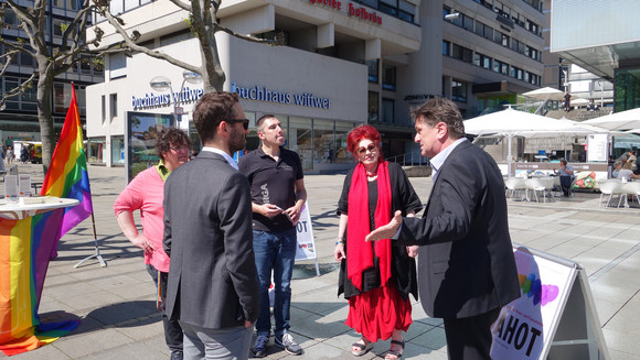 Sozial- und Integrationsminister Manne Lucha, Christoph Michl (CSD Stuttgart), Stadträtin Laura Halding-Hoppenheit und Maike Pfuderer (LAG Queergrün) unterhalten sich am Aktionsstand zum Internationalen Tag gegen Homo- und Transphobie auf der Stuttgarter Königstraße