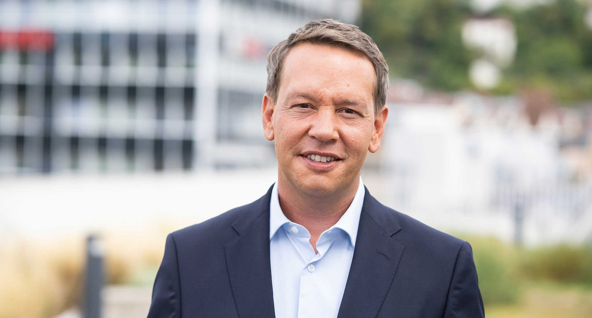 Porträtfoto Oliver Hildenbrand auf Terrasse des Sozialministeriums Baden-Württemberg