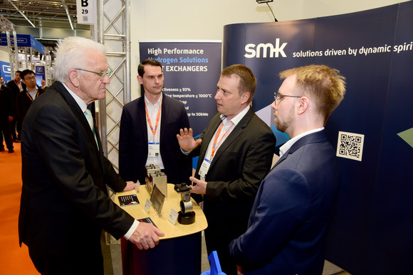 Industrie Kretschmann besucht Hannover Messe Ministerpräsident Winfried Kretschmann (l.) am Stand der smk systeme metall kunststoff gmbh & co. kg