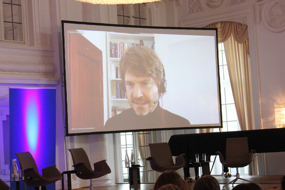 Impulsvortrag von Prof. Dr. Hannes Schammann (Universität Hildesheim) per Videoschalte vor Publikum.