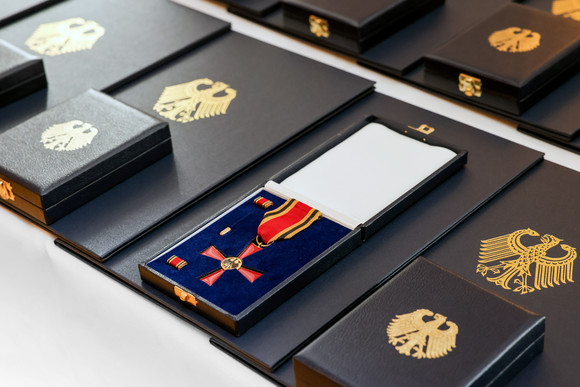 Tag des Ehrenamtes Kretschmann würdigt besonderes ehrenamtliches Engagement Schatuellen mit dem Verdienstkreuz am Bande des Verdienstordens der Bundesrepublik Deutschland sowie Urkunden.