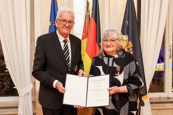 Tag des Ehrenamtes Kretschmann würdigt besonderes ehrenamtliches Engagement Ministerpräsident Winfried Kretschmann (links) und Elke Wengert (rechts)