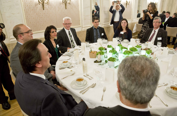 Fastenbrechen Kretschmann lädt zum Iftar-Empfang ein Ministerpräsident Winfried Kretschmann (M.) und Landtagspräsidentin Muhterem Aras (3.v.l.) mit Gästen des Iftar-Empfangs