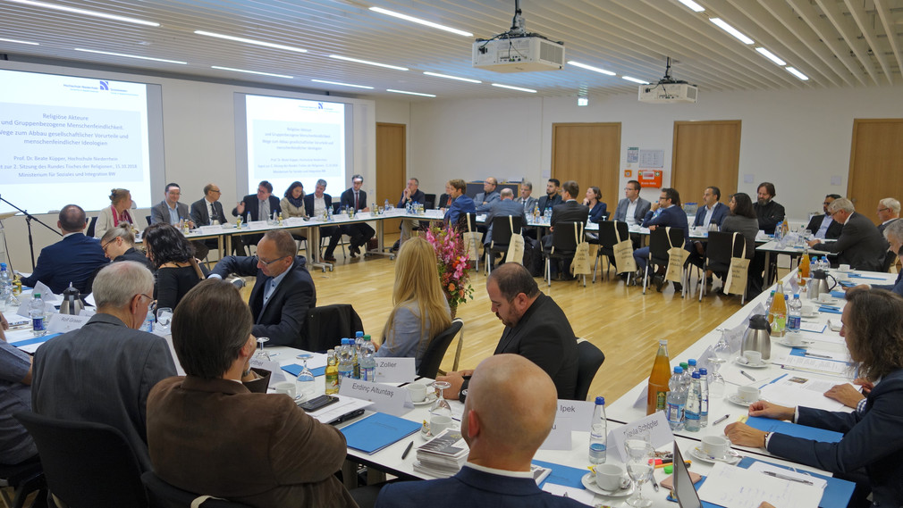 Blick auf Tischrunde in Sitzungssaal (Bild: © Ministerium für Soziales und Integration Baden-Württemberg)