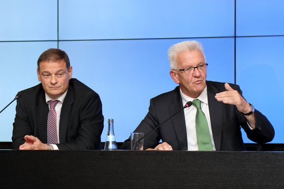 Pressekonferenz Strategiedialog Automobilwirtschaft Ministerpräsident Winfried Kretschmann (r.) und Franz Loogen (l.), Geschäftsführer der e-mobil BW GmbH