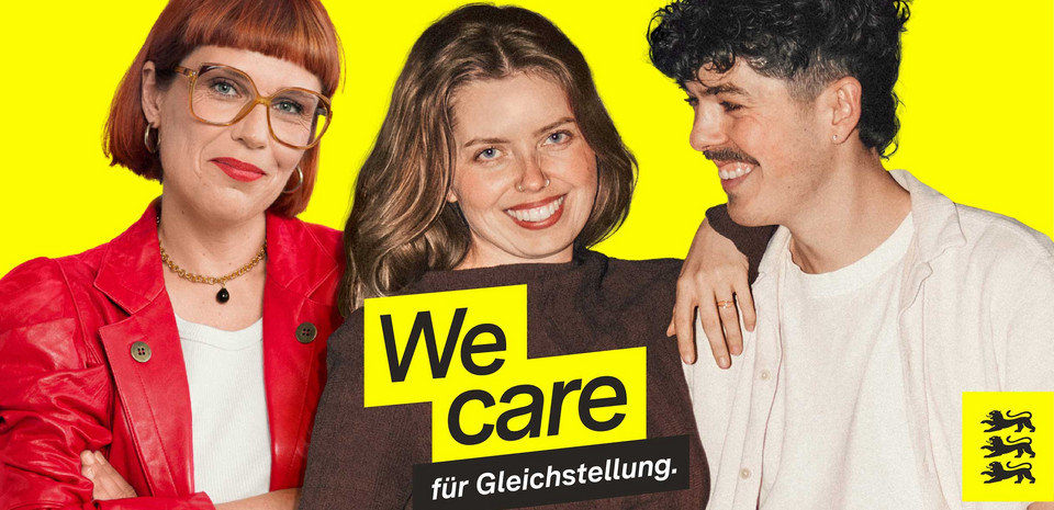 Zwei junge Frauen und ein junger Mann stehen lächelnd nebeneinander, darunter der Schriftzug „We care für Gleichstellung“.