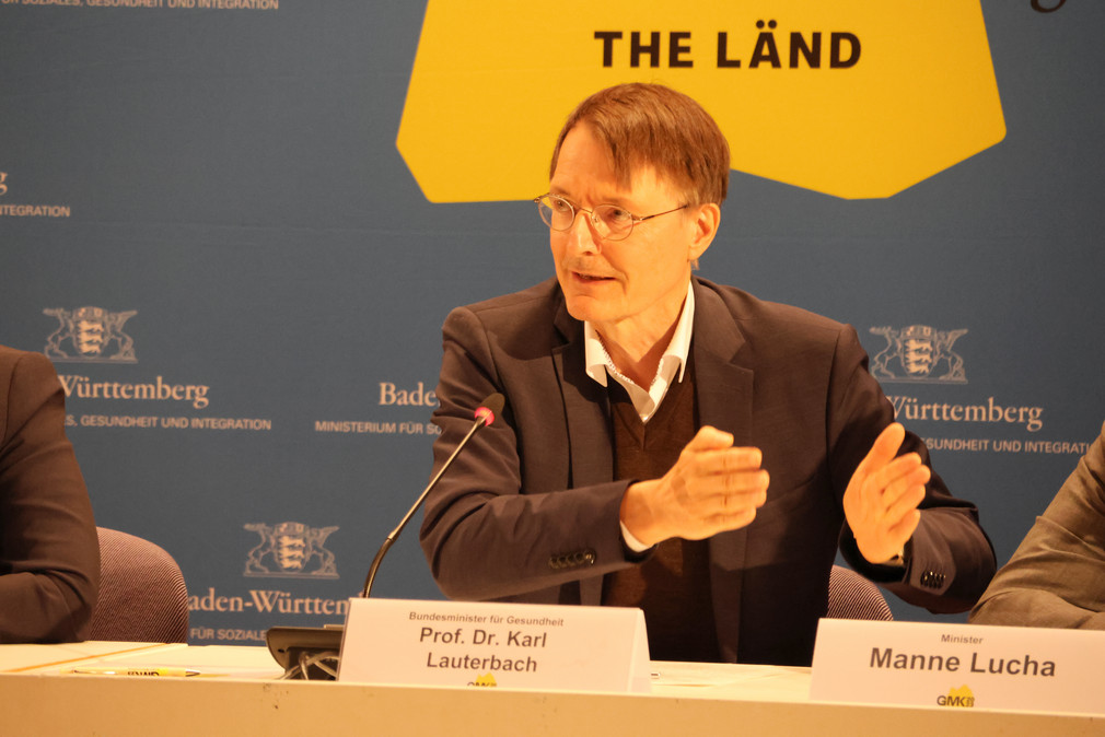 Bundesgesundheitsminister Prof. Dr. Karl Lauterbach spricht bei Pressekonferenz der GMK 2023.