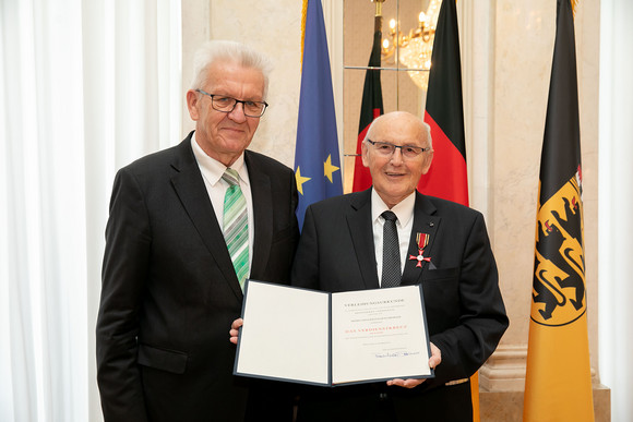 Auszeichnung Kretschmann würdigt besonderes ehrenamtliches Engagement Ministerpräsident Winfried Kretschmann (l.) und Siegfried Hartenberger (r.) (Bild: Staatsministerium Baden-Württemberg)