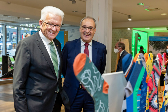 Künstliche Intelligenz Vertiefte Zusammenarbeit mit der Schweiz bei Künstlicher Intelligenz Ministerpräsident Winfried Kretschmann (links) und der Schweizer Bundespräsident Guy Parmelin (rechts) besuchen die Ausstellung im Pop-up House of Switzerland in Stuttgart.