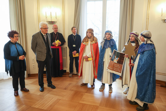 Aktion Dreikönigssingen Kretschmann empfängt Sternsingergruppen Ministerpräsident Winfried Kretschmann und seine Ehefrau Gerlinde mit Sternsingerinnen und Sternsingern in der Villa Reitzenstein.