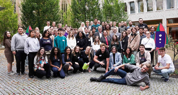 Gruppenfoto von jugendlichen Teilnehmenden des Werkstattgesprächs „Landesjugendforum? LET’S GO!“ mit Sozialminister Manne Lucha und Kultusministerin Theresa Schopper