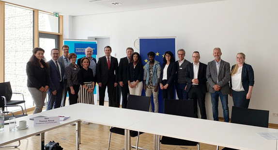 Gruppenfoto von Minister Manne Lucha mit Verantwortlichen und Teilnehmenden des ESF-Projekts „Fit für den Abschluss“ in Heidenheim