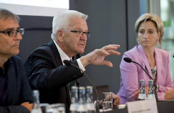 START-UP BW Start-up-Gipfel des Landes Ministerpräsident Winfried Kretschmann (M.) und Ministerin Nicole Hoffmeister-Kraut (r.)