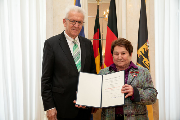 Auszeichnung Kretschmann würdigt besonderes ehrenamtliches Engagement Ministerpräsident Winfried Kretschmann (l.) und Christa Jung-Wittiger (r.) (Bild: Staatsministerium Baden-Württemberg)
