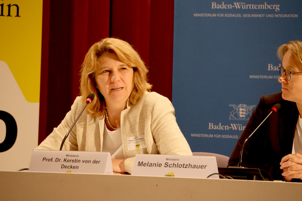 Ministerin Prof. Dr. Kerstin von der Decken (Schleswig-Holstein) spricht bei Pressekonferenz der GMK 2023.