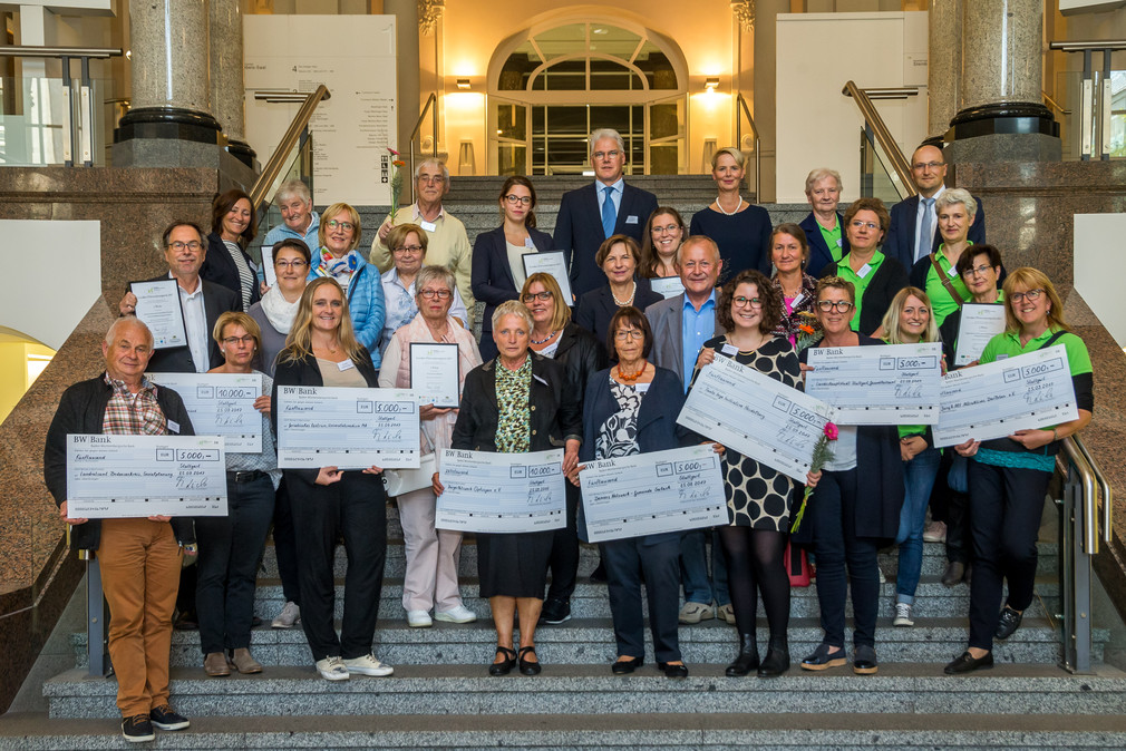 Gruppenfoto der acht Preisträger des Großen Präventionspreises 2017 im Haus der Wirtschaft Stuttgart