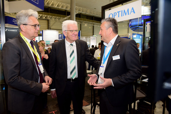 Industrie Kretschmann besucht Hannover Messe Ministerpräsident Winfried Kretschmann (M.) am Stand von OPTIMA
