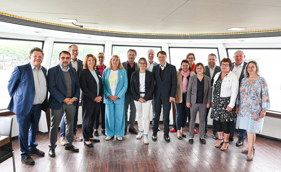 Gruppenfoto aller für Gesundheit zuständigen Landesministerinnen und -minister sowie Senatorinnen mit Bundesgesundheitsminister Karl Lauterbach