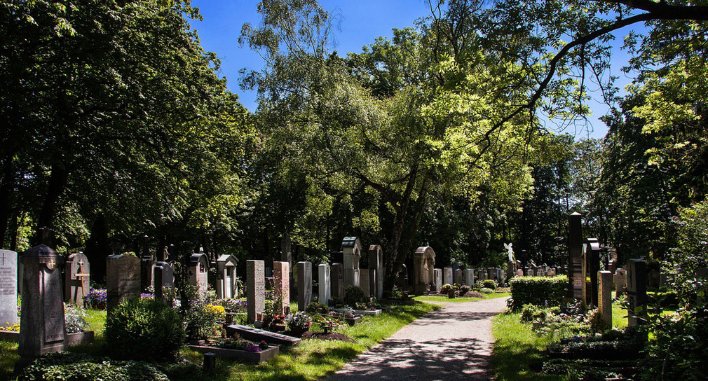 Grabsteine auf Friedhof