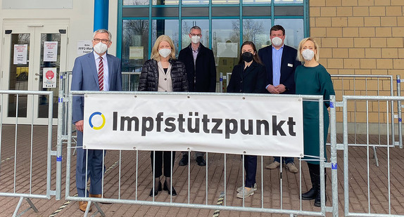 Gruppenfoto am Impfstützpunkt Rhein-Neckar im Patrick-Henry-Village am 2. März 2022: Landrat Stefan Dallinger, Prof. Dr. Annegret Kuhn, Frank Karlein, Melanie Bäder, Christoph Schulze, Dezernentin Doreen Kuss