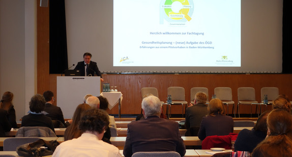 Sozial- und Integrationsminister Manne Lucha spricht zu Publikum