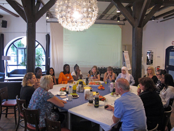 Staatssekretärin Bärbl Mielich im Gespräch mit dem Team und den jungen Teilnehmerinnen im Mädchencafé in Reutlingen.