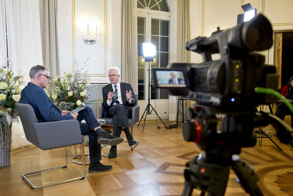 Dialog Online-Bürgersprechstunde mit dem Ministerpräsidenten Ministerpräsident Winfried Kretschmann (r.) beantwortet Fragen bei der Online-Bürgersprechstunde