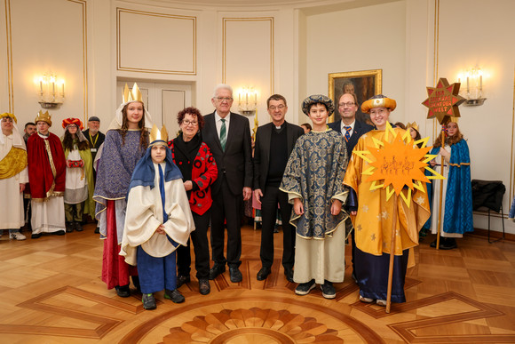 Ministerpräsident Winfried Kretschmann und seine Ehefrau Gerlinde mit der Sternsingergruppe der Pfarrgemeinde St. Mauritius Renchen-Ulm (Seelsorgeeinheit Renchen-Ulm-Erlach)