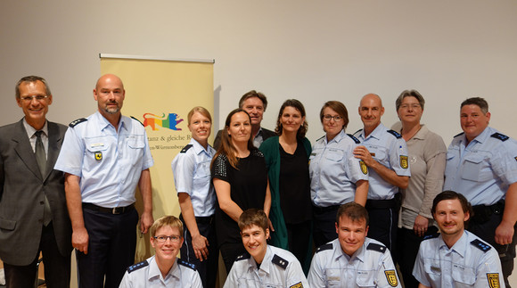 Minister Lucha, Brigitte Lösch, Ministerialdirektor Hammann mit Vertretungen der Ansprechpersonen gleichgeschlechtlicher Lebensweisen (AgL) bei der Polizei Baden-Württemberg und Vertretungen des Vereins lesbischer und schwuler Polizeibediensteter (VelsPol) in Baden-Württemberg e.V. 